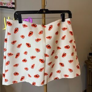 NWT Zara White Mini Skirt with Red Lip Print. SIZE L.